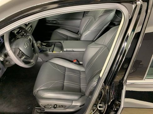 Used 2025 Lexus ES 300h w/ Luxury Package image 32