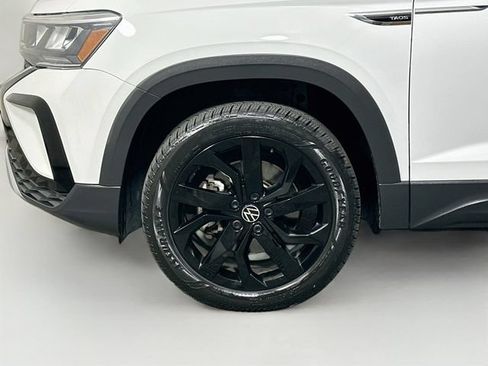 Certified 2024 Volkswagen Taos SE FWD image 31