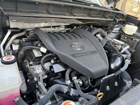 Used 2023 Toyota Highlander XLE image 28