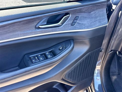 Used 2024 Jeep Grand Cherokee Limited w/ Black Appearance Package image 19