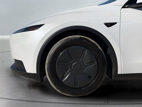 Used 2026 Tesla Model Y AWD image 7