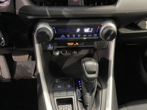 Used 2020 Toyota RAV4 LE image 15