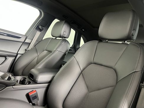 Certified 2025 Porsche Macan image 5