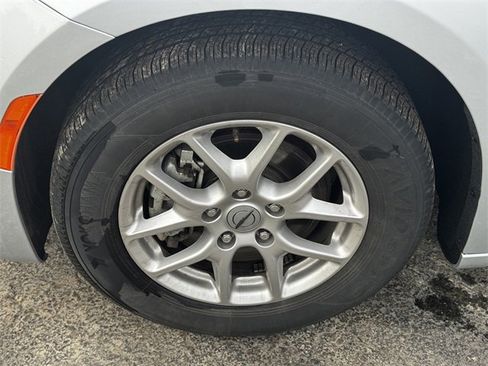 Certified 2024 Chrysler Pacifica Touring-L image 10