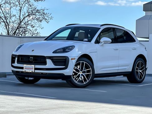 Certified 2025 Porsche Macan image 1