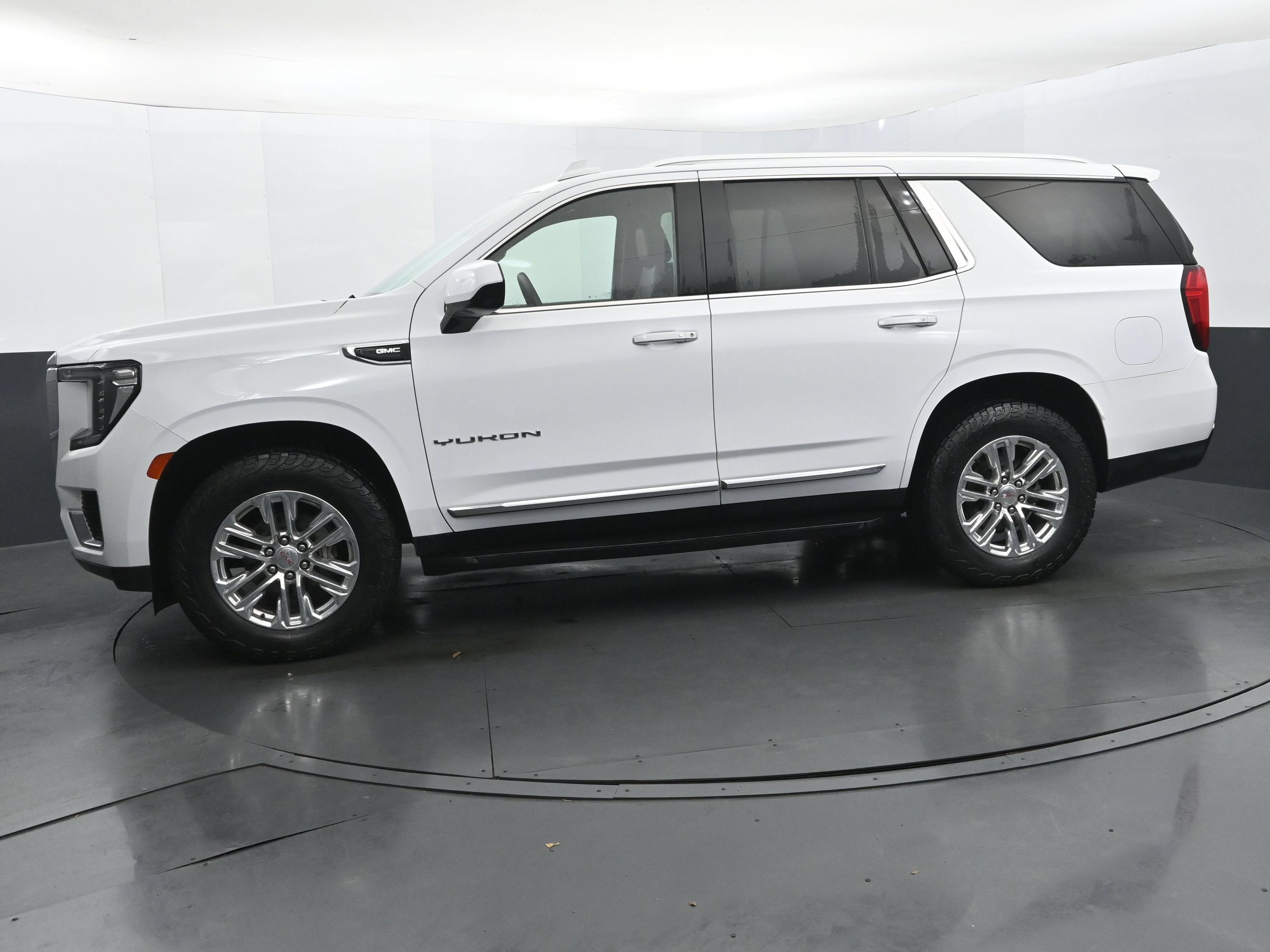 Used 2023 GMC Yukon SLT AWD/4WD image 2