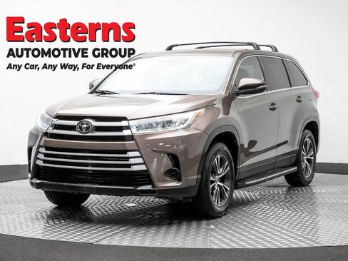 Used 2019 Toyota Highlander LE FWD image 1