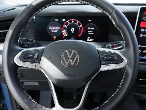 Certified 2025 Volkswagen Tiguan SE FWD image 11