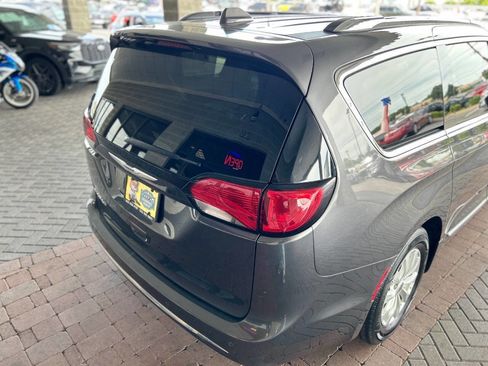 Used 2019 Chrysler Pacifica Touring-L FWD image 17