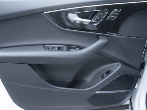 Certified 2025 Audi Q7 2.0T Premium w/ Convenience Plus Package image 19