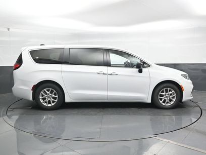Used 2024 Chrysler Pacifica Touring-L