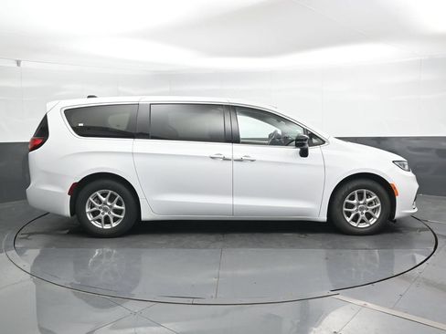Used 2024 Chrysler Pacifica Touring-L FWD image 4