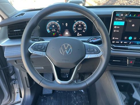 New 2025 Volkswagen Tiguan SE image 19