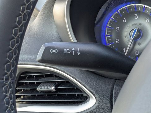 Used 2022 Chrysler Pacifica Touring-L image 33