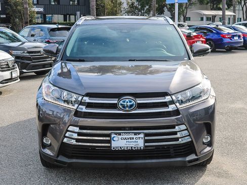 Used 2019 Toyota Highlander Limited Platinum image 2