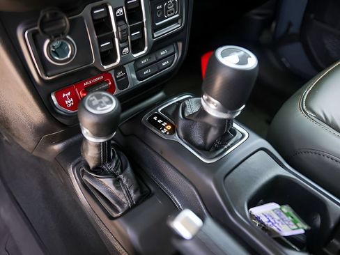 Used 2024 Jeep Gladiator Mojave AWD/4WD image 19