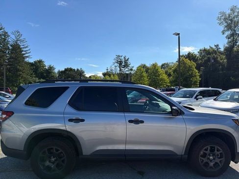 Used 2025 Honda Pilot TrailSport image 12