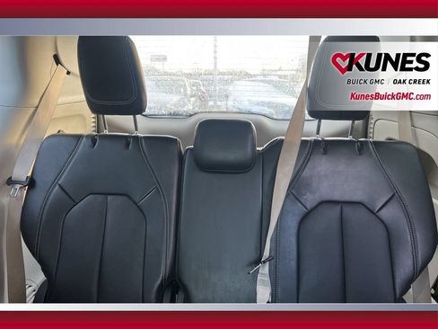 Used 2024 Chrysler Pacifica Touring-L FWD image 33