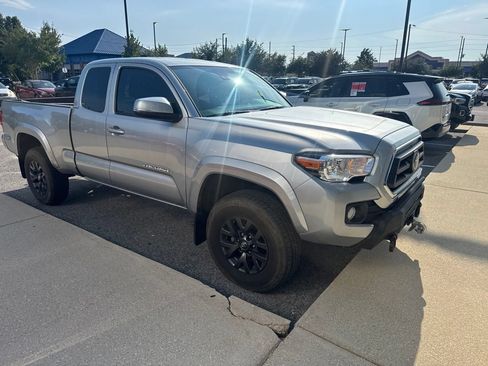 Used 2022 Toyota Tacoma SR5 w/ Technology Package AWD/4WD image 3