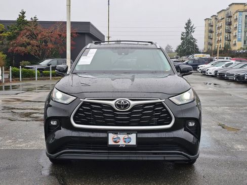 Used 2023 Toyota Highlander XLE image 2
