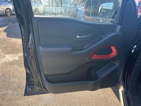 Used 2025 Nissan Frontier PRO-4X image 15