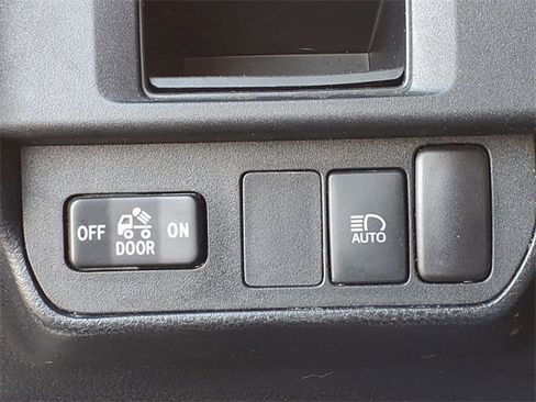 Used 2018 Toyota Tacoma SR image 11