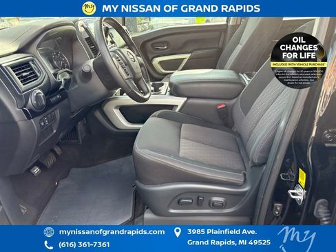 Used 2024 Nissan Titan SV w/ SV Convenience Package image 9