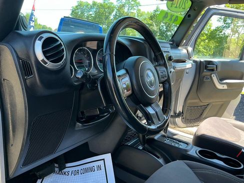Used 2014 Jeep Wrangler Unlimited Sahara AWD/4WD image 16