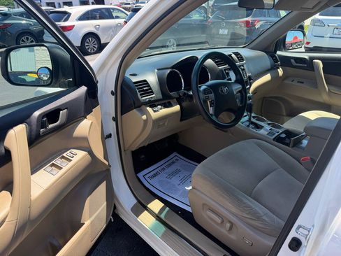 Used 2013 Toyota Highlander Plus FWD image 9