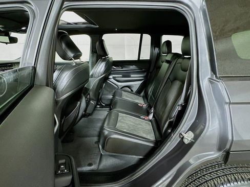 Used 2023 Jeep Grand Cherokee Laredo AWD/4WD image 22