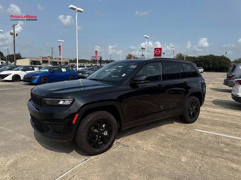 Used 2025 Jeep Grand Cherokee Altitude AWD/4WD image 3