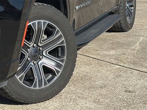 Used 2024 Jeep Wagoneer Series II w/ Flexible Seating Group image 3