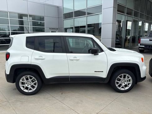 Used 2023 Jeep Renegade Latitude AWD/4WD image 8