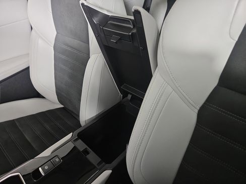 New 2025 Mitsubishi Outlander SE image 29