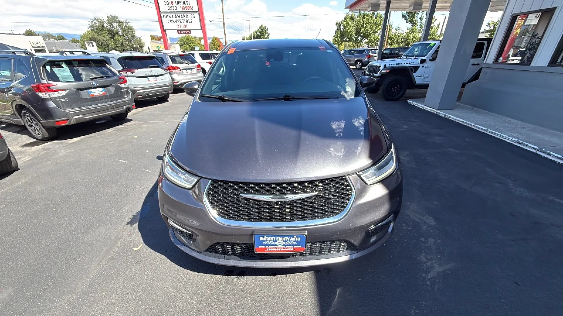 Used 2023 Chrysler Pacifica Touring FWD image 8