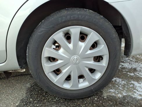 Used 2017 Nissan Versa SV FWD image 9