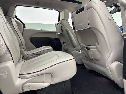Used 2017 Chrysler Pacifica Limited FWD image 42