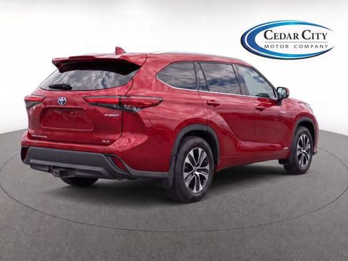 Used 2020 Toyota Highlander XLE AWD/4WD image 4