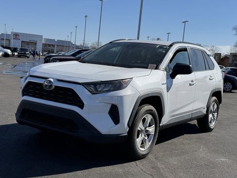 Used 2021 Toyota RAV4 LE image 12