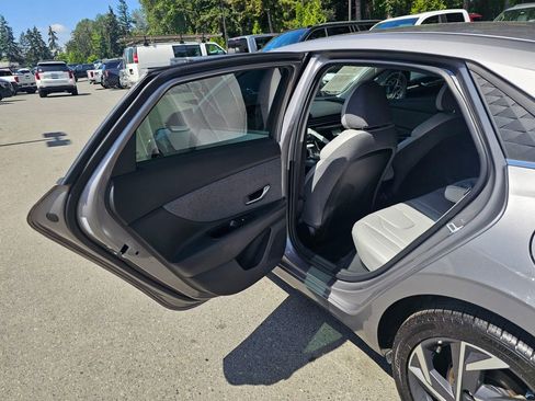 Used 2025 Hyundai Elantra Limited FWD image 50