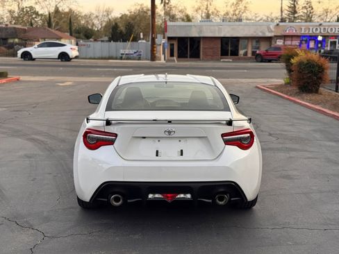 Used 2018 Toyota 86 RWD image 5