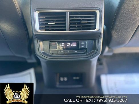 Used 2025 Volkswagen Atlas SE AWD/4WD image 12