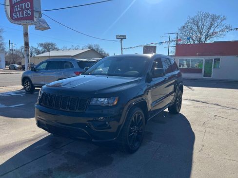 Used 2020 Jeep Grand Cherokee Altitude image 3