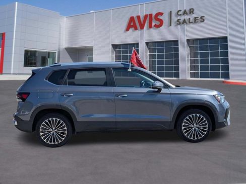Used 2025 Volkswagen Taos SE FWD image 5