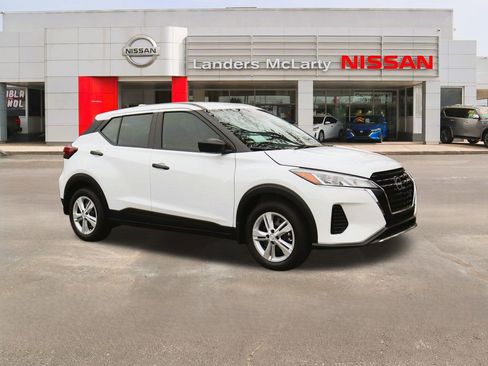 New 2025 Nissan Kicks Play S image 1