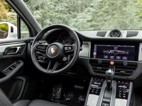 Certified 2026 Porsche Macan AWD/4WD image 41
