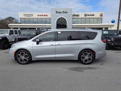 New 2026 Chrysler Pacifica Pinnacle image 8