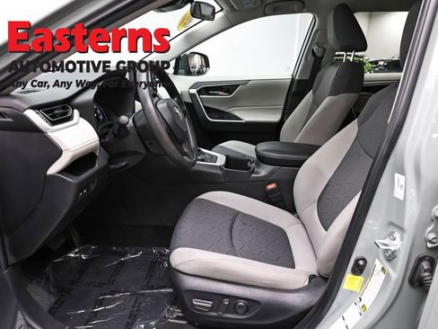 Used 2022 Toyota RAV4 XLE AWD/4WD image 14