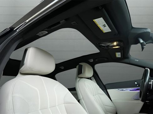 Used 2023 BMW 760i xDrive w/ Executive Package image 39