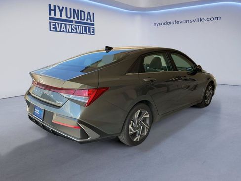 Certified 2025 Hyundai Elantra Limited FWD image 5